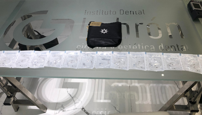 Invisalign en Sevilla, mesa de Instituto Dental Lebrón con el tratamiento de ortodoncia invisible Invisalign